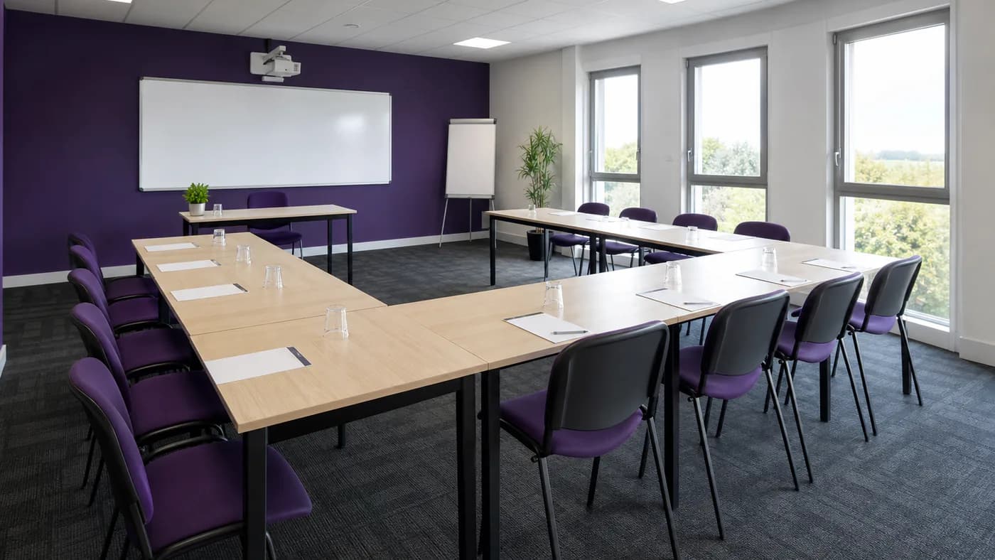 Salle de formation Coulommiers chez Isoburo, 35 m² modulable pour 12 personnes avec WiFi fibre et parking
